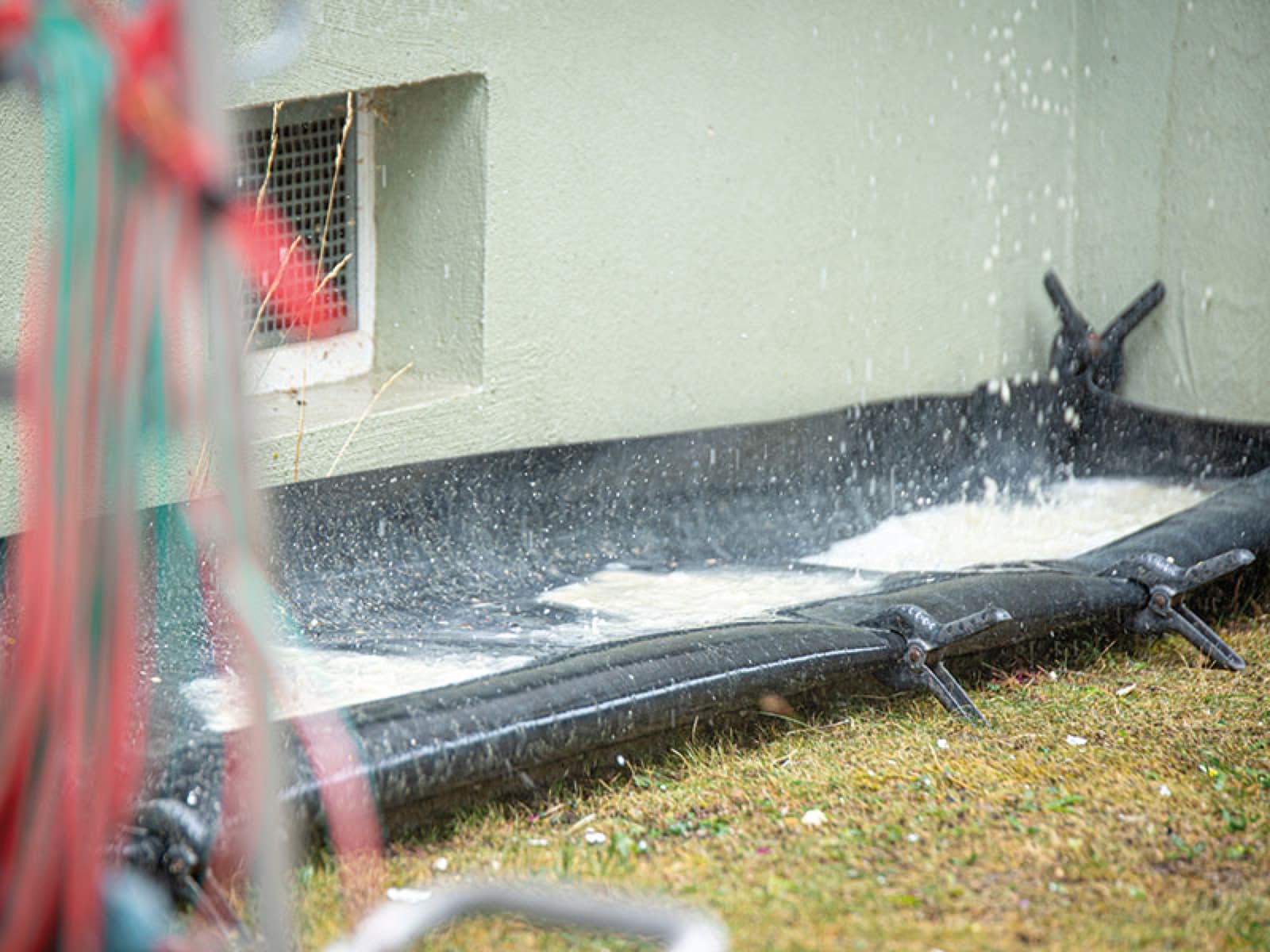 Auffangsystem sammelt Schmutzwasser am Fassadensockel