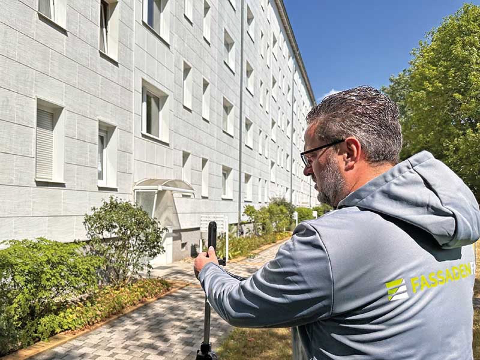 FassadenFix-Mitarbeiter erstellt einen 360-Grad-Rundgang bei der Objektaufnahme