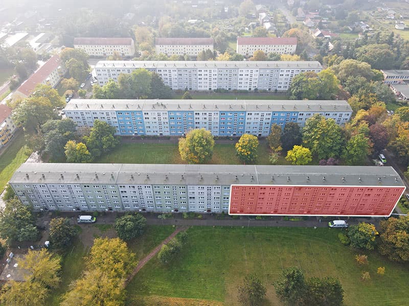 Luftaufnahme eines Wohnblocks mit rot markierter Musterfläche