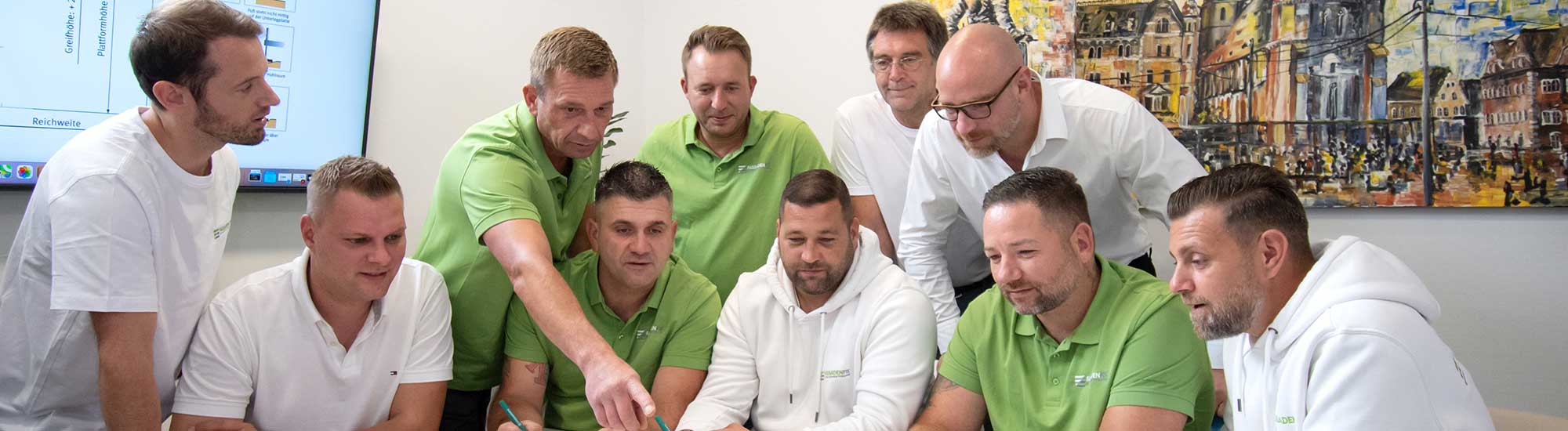 Das FassadenFix-Team bespricht einen Einsatz im Besprechungsraum