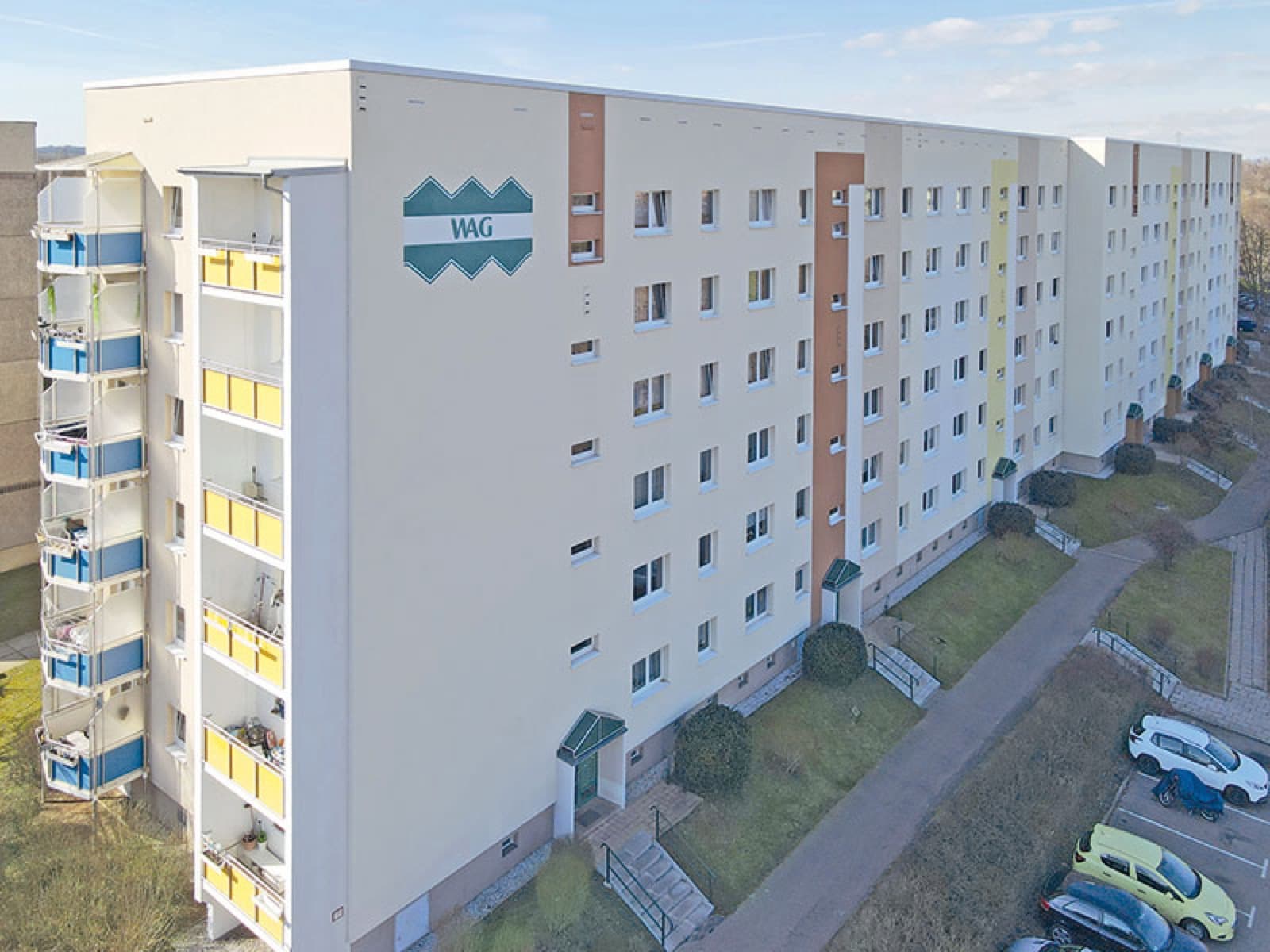 Gereinigte WDVS-Fassade eines Wohnblocks der WAG Altenburg nach der Fassadenreinigung