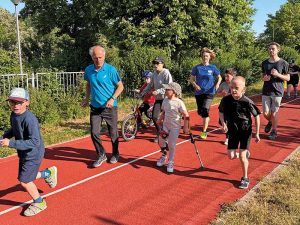 Doppel-Olympiasieger Waldemar Cierpinski läuft mit den Kindern beim Benefizlauf in Leipzig