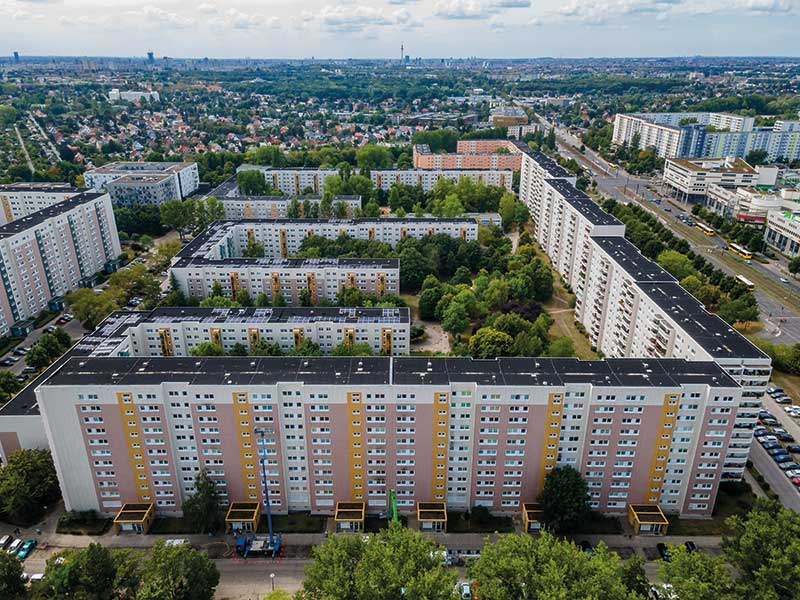 Fassadenreinigung eines hohen Wohnblocks in Berlin als Beispiel der Pauschalfestpreisgarantie.