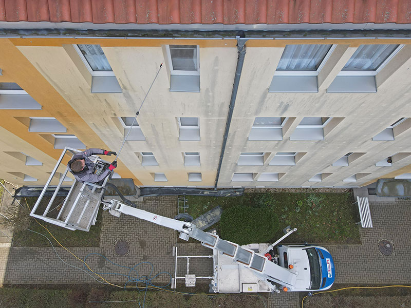 FassadenFix Mitarbeiter Matthias Breier bei der professionellen Fassadenreinigung in Borna.